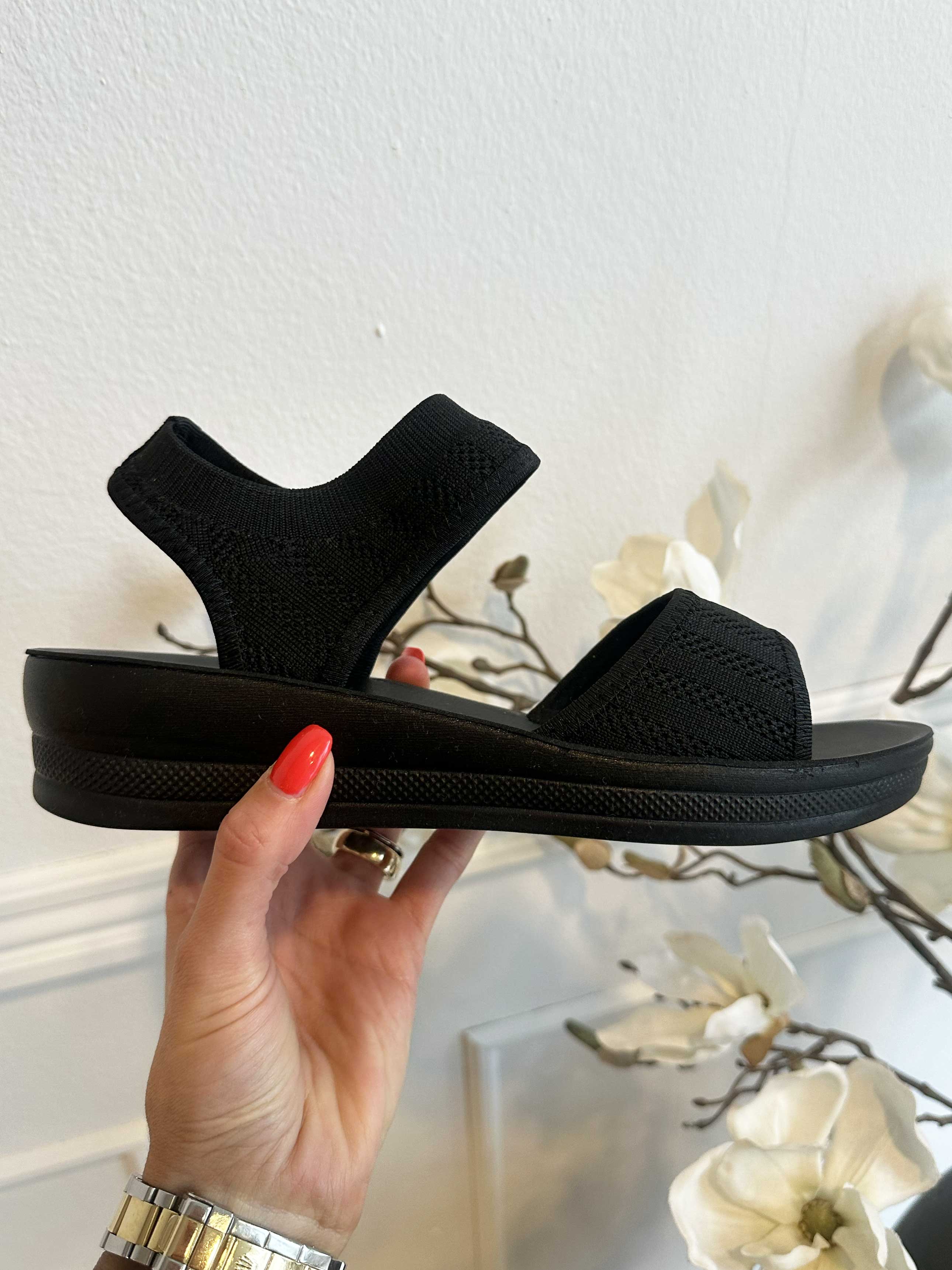 Jolina - Mjuka sandaler med liten klack och stretchrem